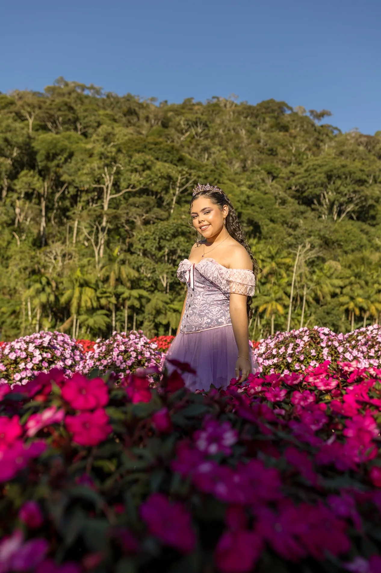 Amanda em um jardim cercado por flores