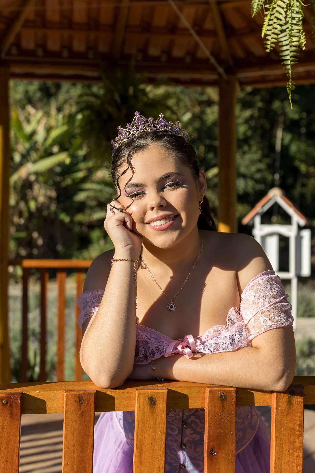 Amanda sorrindo durante o ensaio